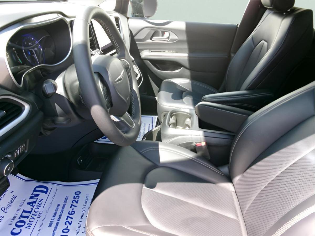 Used 2025 Chrysler Pacifica Select FWD image 14