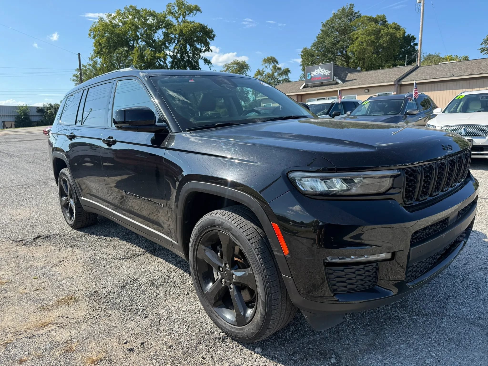 Used 2023 Jeep Grand Cherokee L Limited w/ Black Appearance Package AWD/4WD image 1