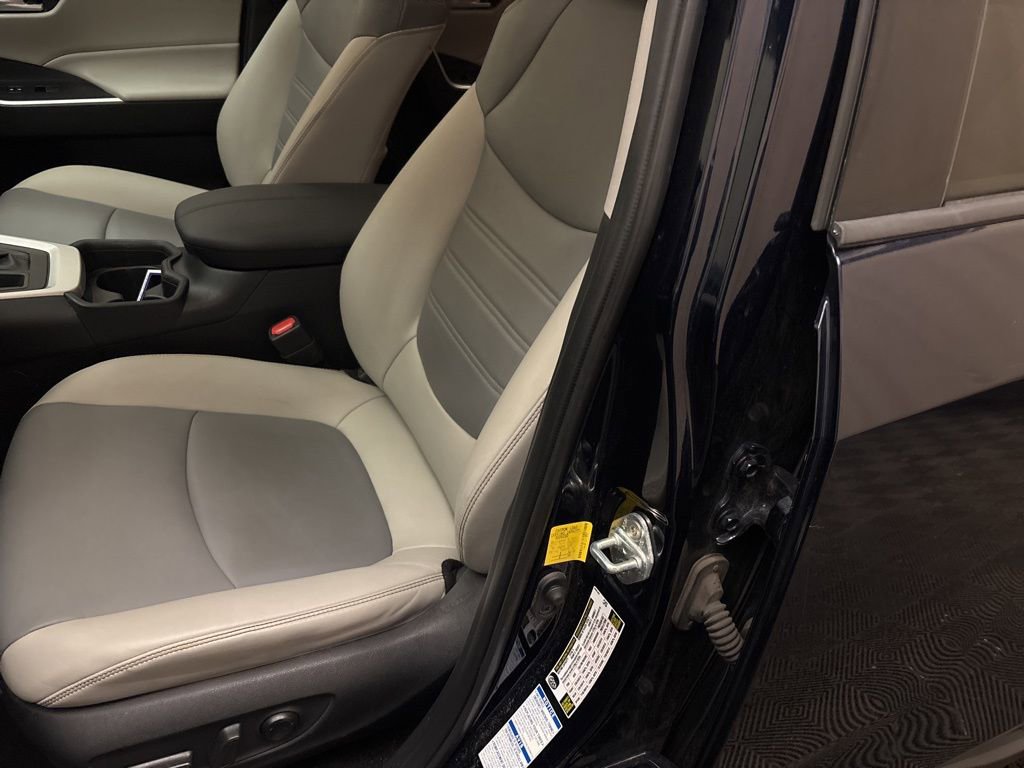 Used 2020 Toyota RAV4 XLE Premium image 12