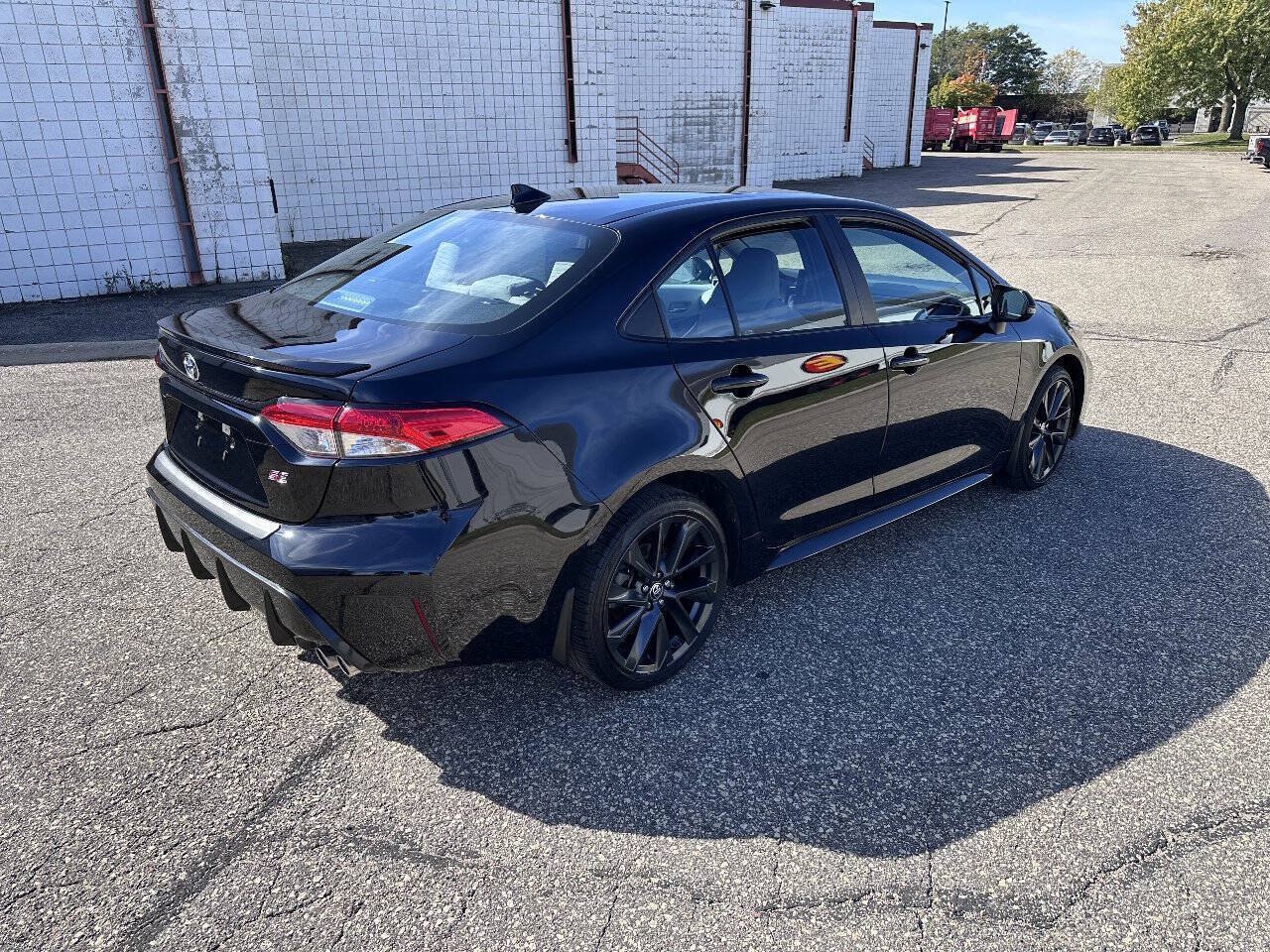 Used 2023 Toyota Corolla SE FWD image 3