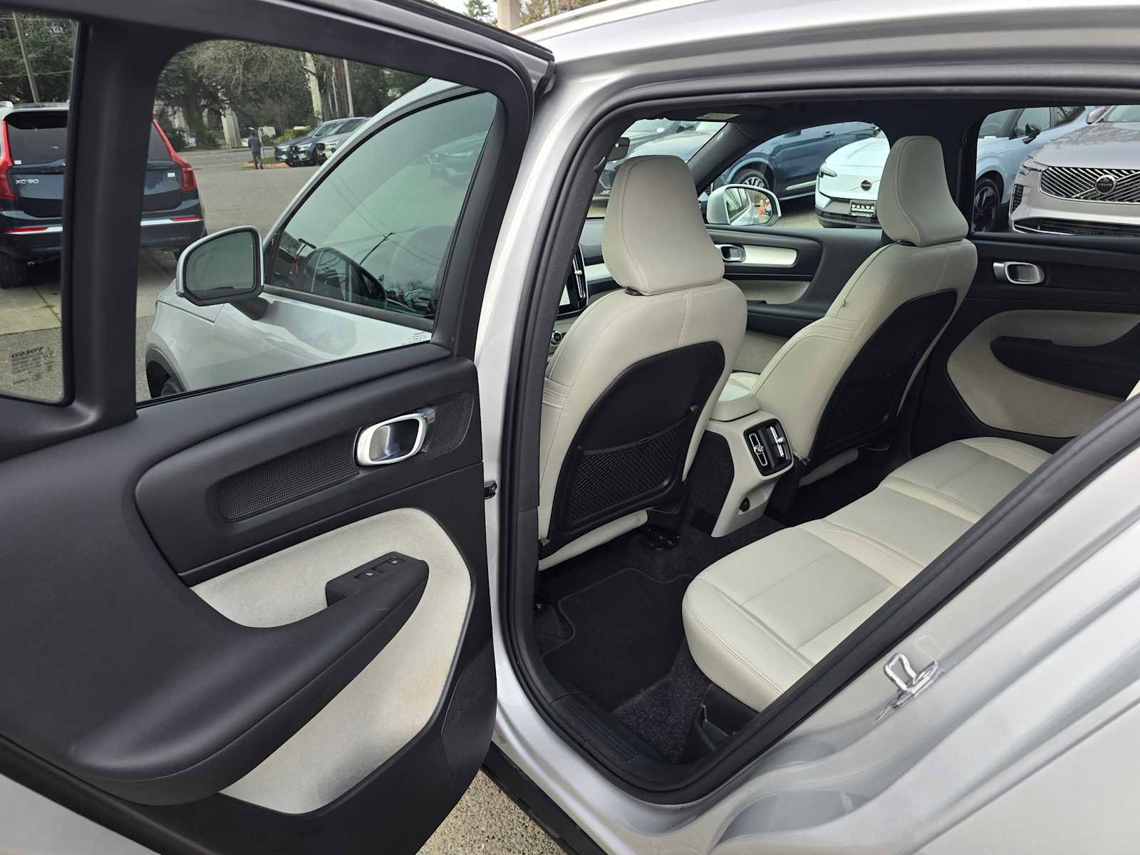 Used 2019 Volvo XC40 T5 Momentum image 15