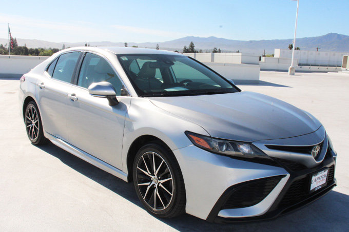 Used 2021 Toyota Camry SE image 2