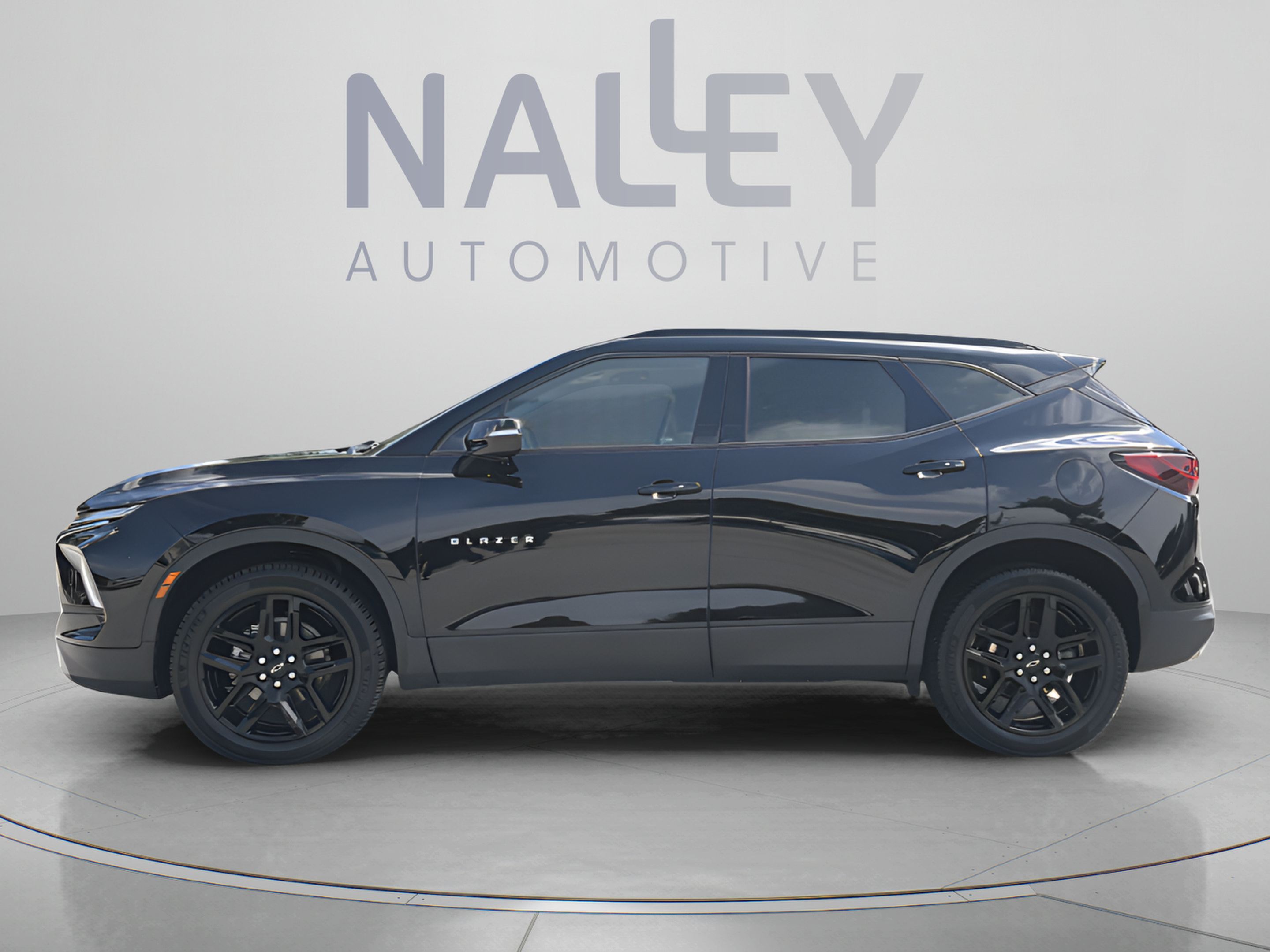 Used 2023 Chevrolet Blazer LT FWD image 2