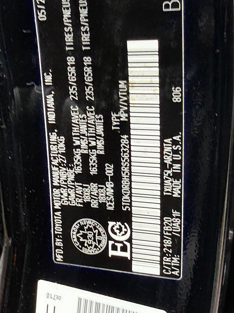 Used 2024 Toyota Highlander LE AWD/4WD image 47