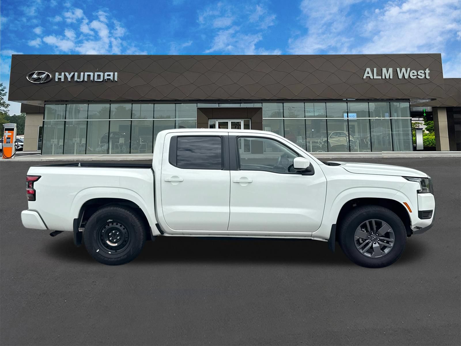 Used 2025 Nissan Frontier SV w/ Tow Package RWD image 4