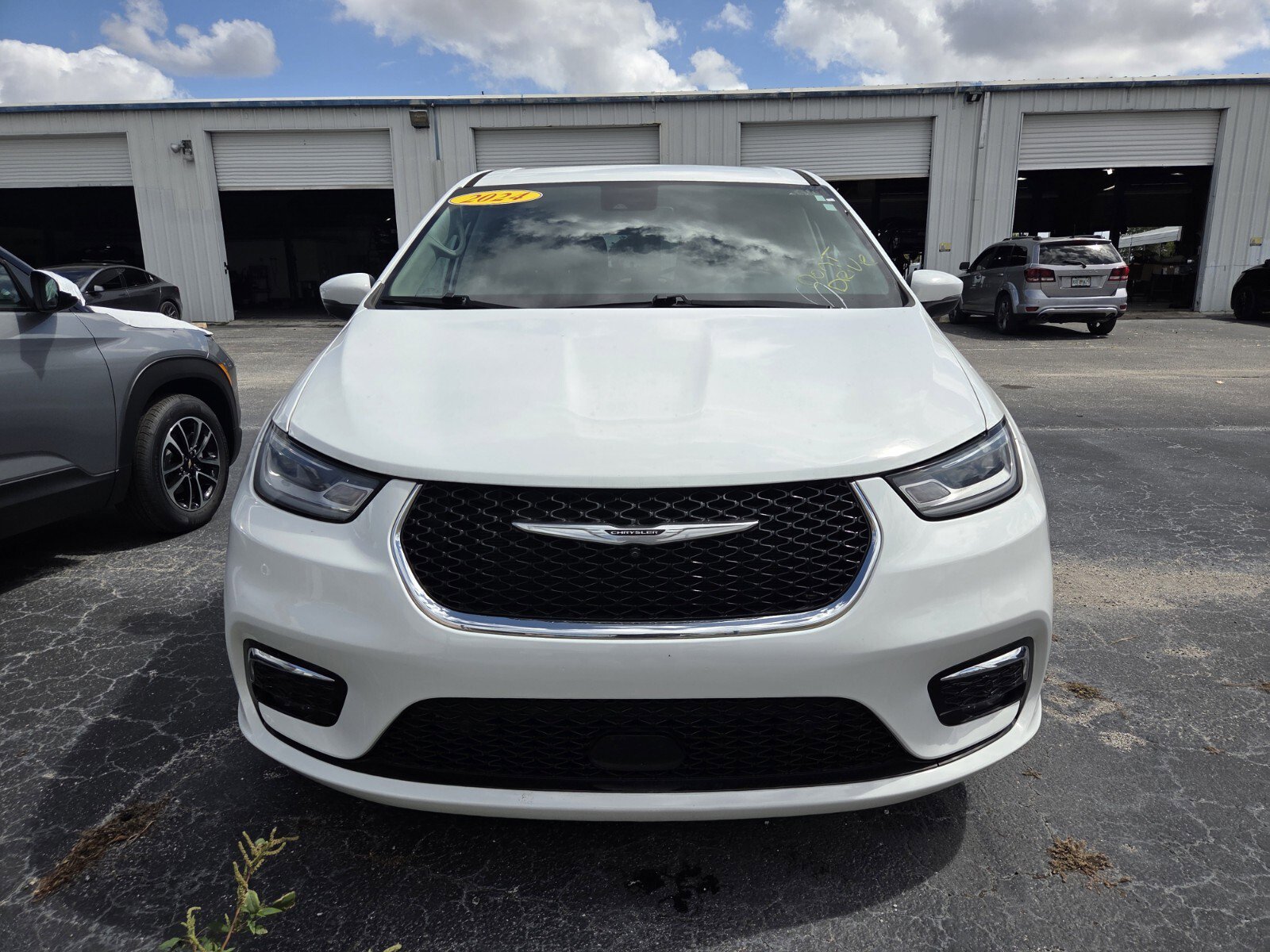 Used 2023 Chrysler Pacifica Touring-L image 2