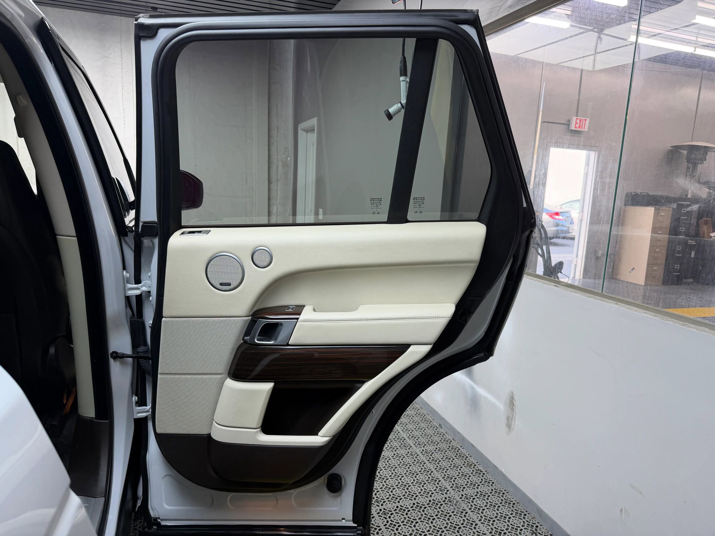 Used 2017 Land Rover Range Rover HSE image 21