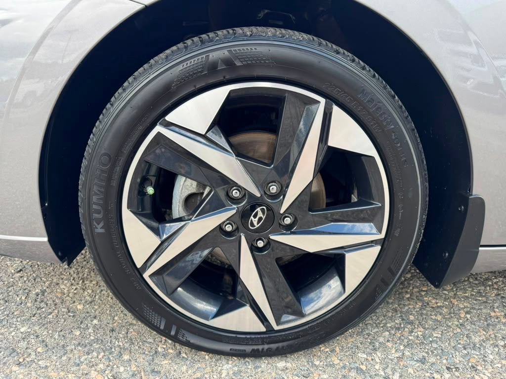 Certified 2023 Hyundai Elantra Limited FWD image 11