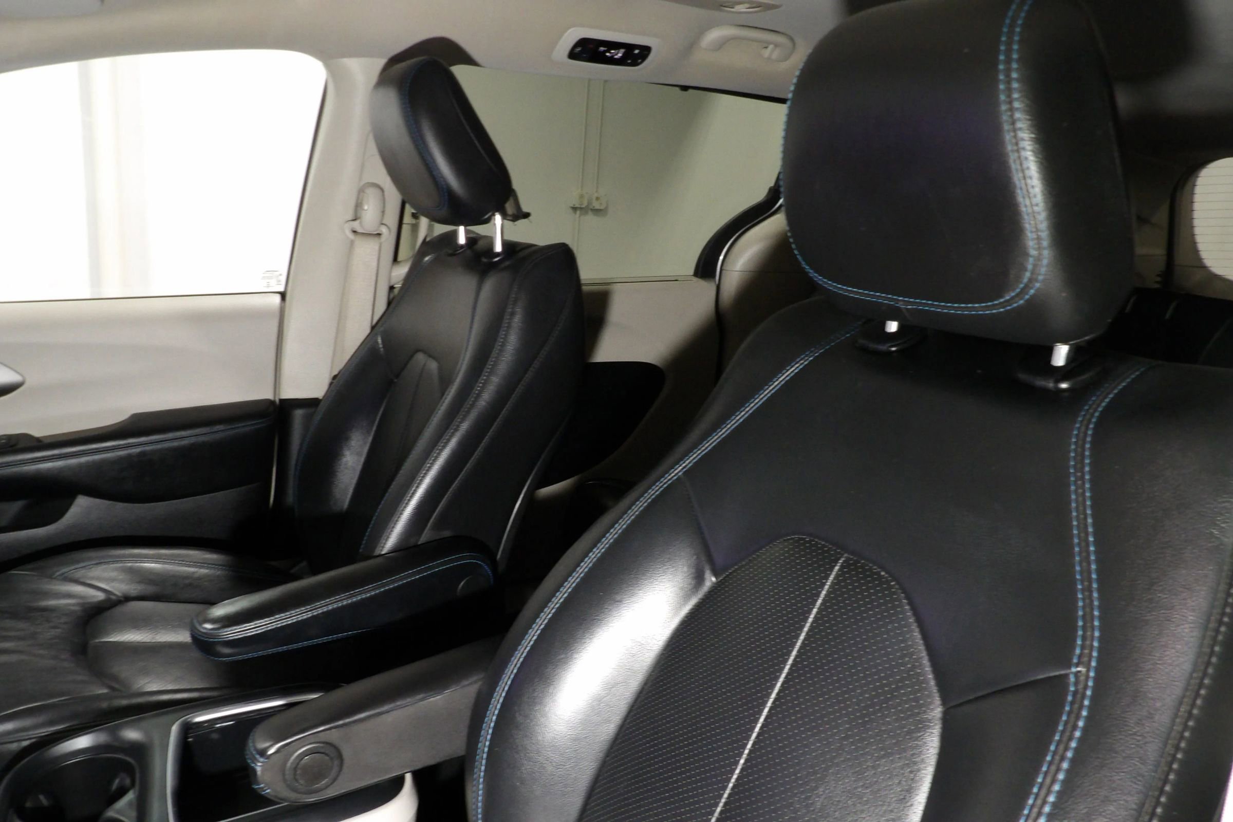 Used 2021 Chrysler Pacifica Touring-L image 13