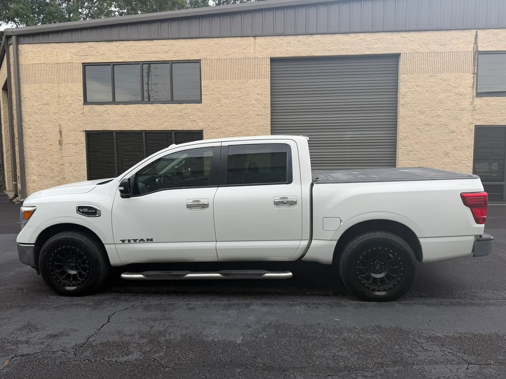 Used 2017 Nissan Titan SV RWD image 2