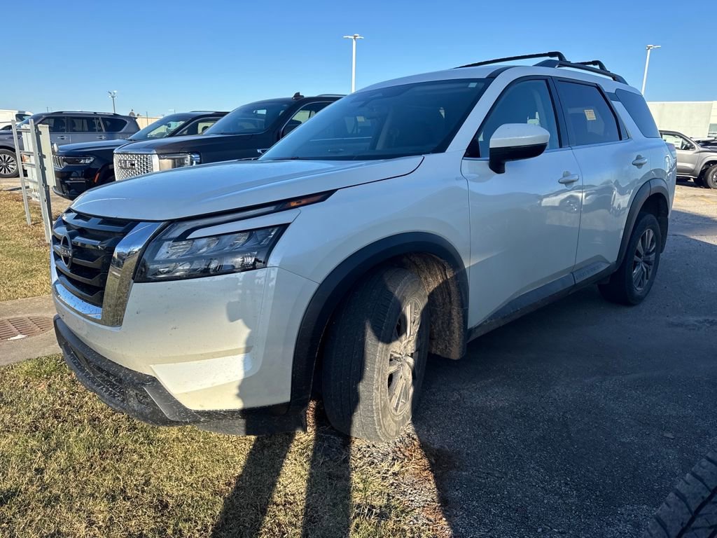 Used 2024 Nissan Pathfinder SV image 1