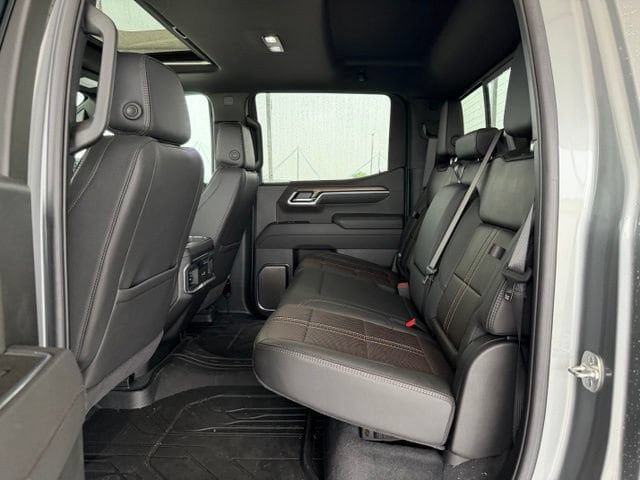 Used 2025 Chevrolet Silverado 1500 High Country AWD/4WD image 13