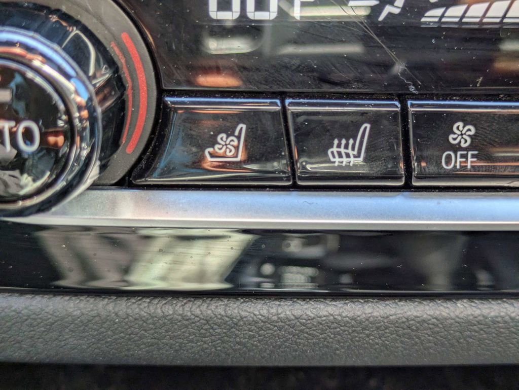 Used 2022 BMW M550i xDrive w/ Executive Package image 25