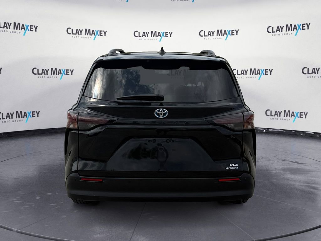 Used 2024 Toyota Sienna XLE FWD image 4