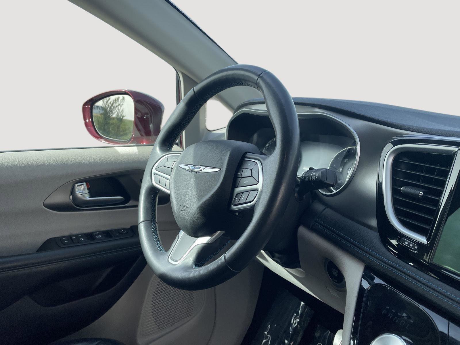 Used 2021 Chrysler Pacifica Touring-L w/ Premium & Safety Sphere Group AWD/4WD image 11