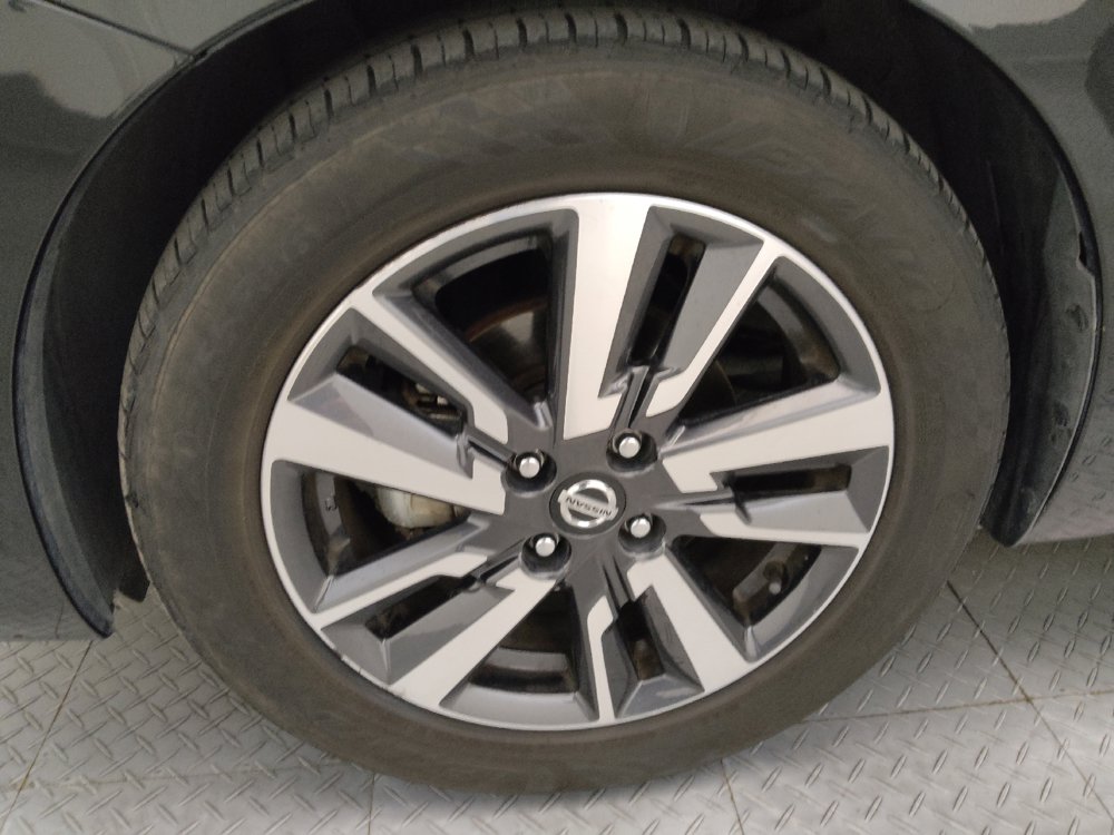 Used 2021 Nissan Versa SV FWD image 31
