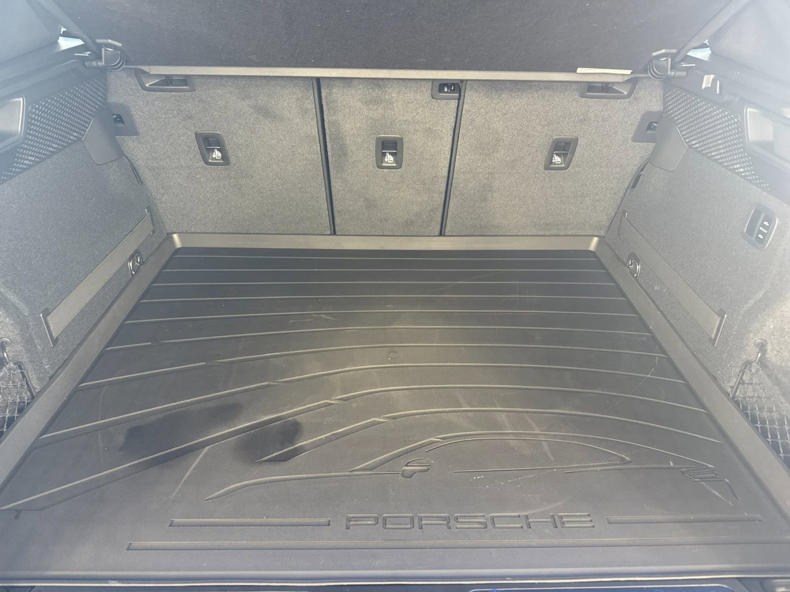 Certified 2025 Porsche Macan Electric image 17