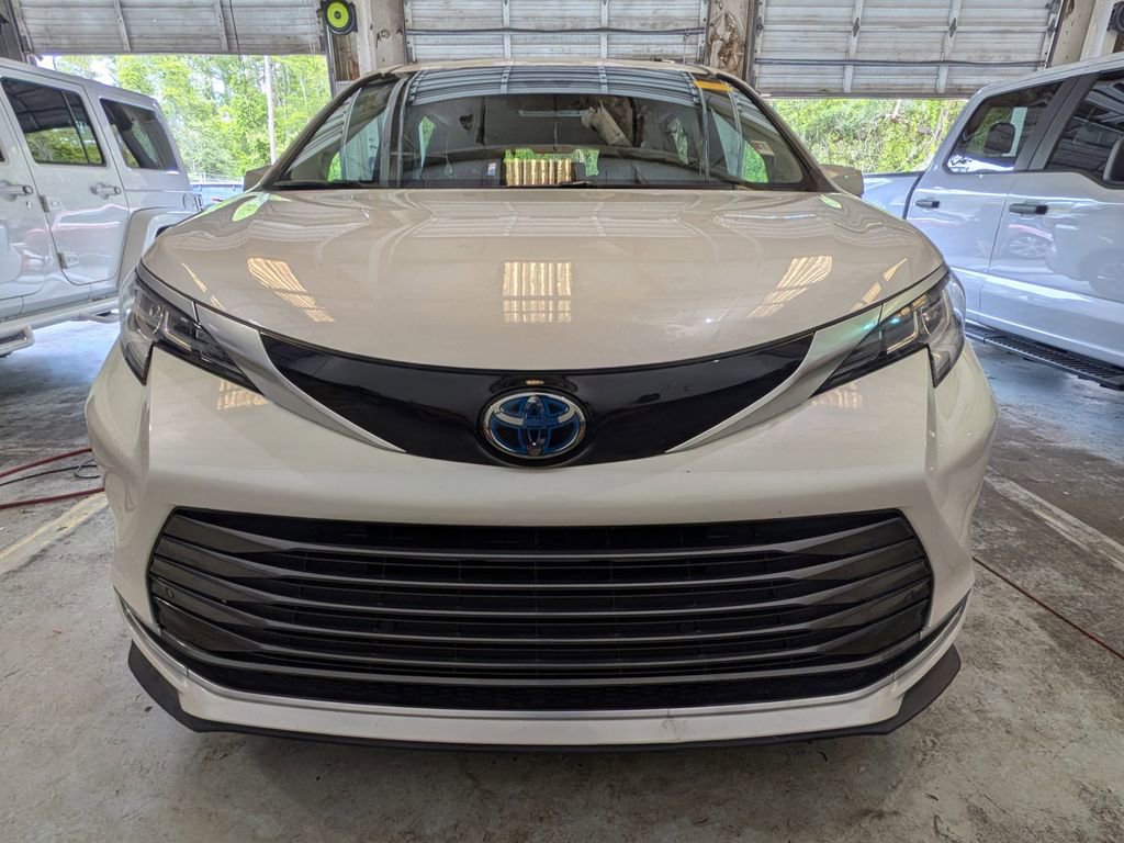 Used 2021 Toyota Sienna Limited image 6
