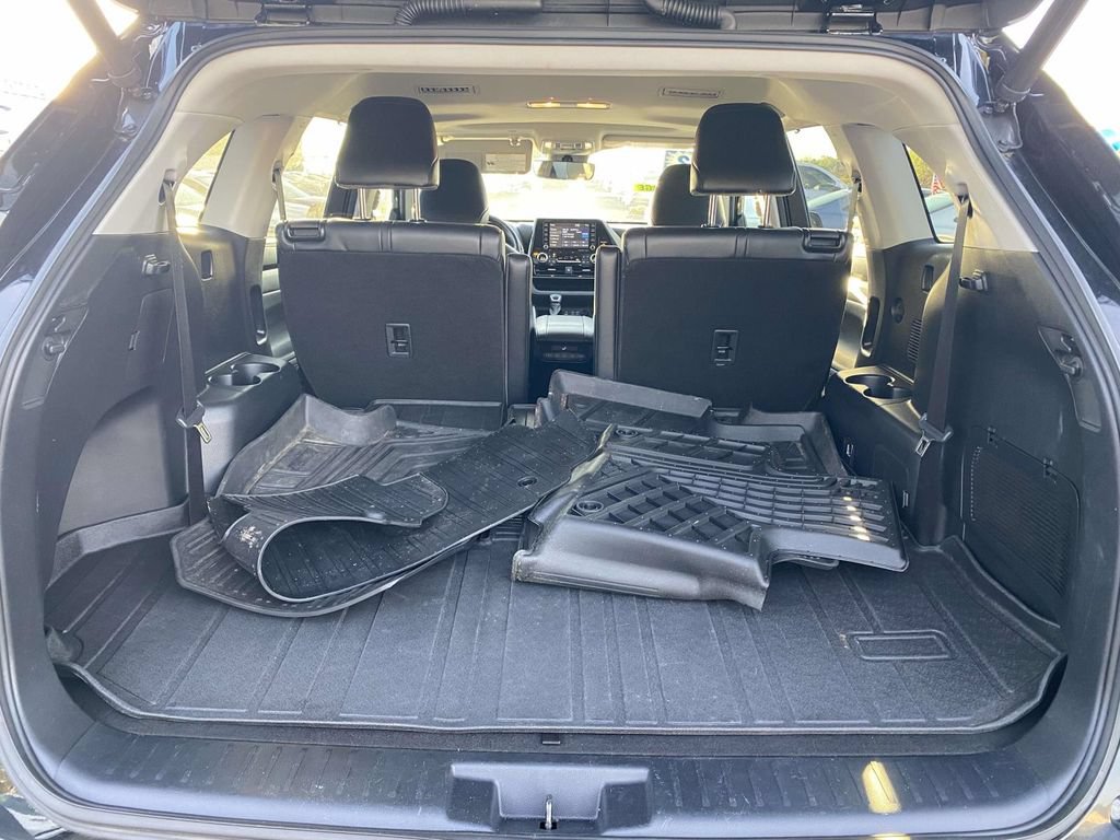 Used 2022 Toyota Highlander XLE AWD/4WD image 30