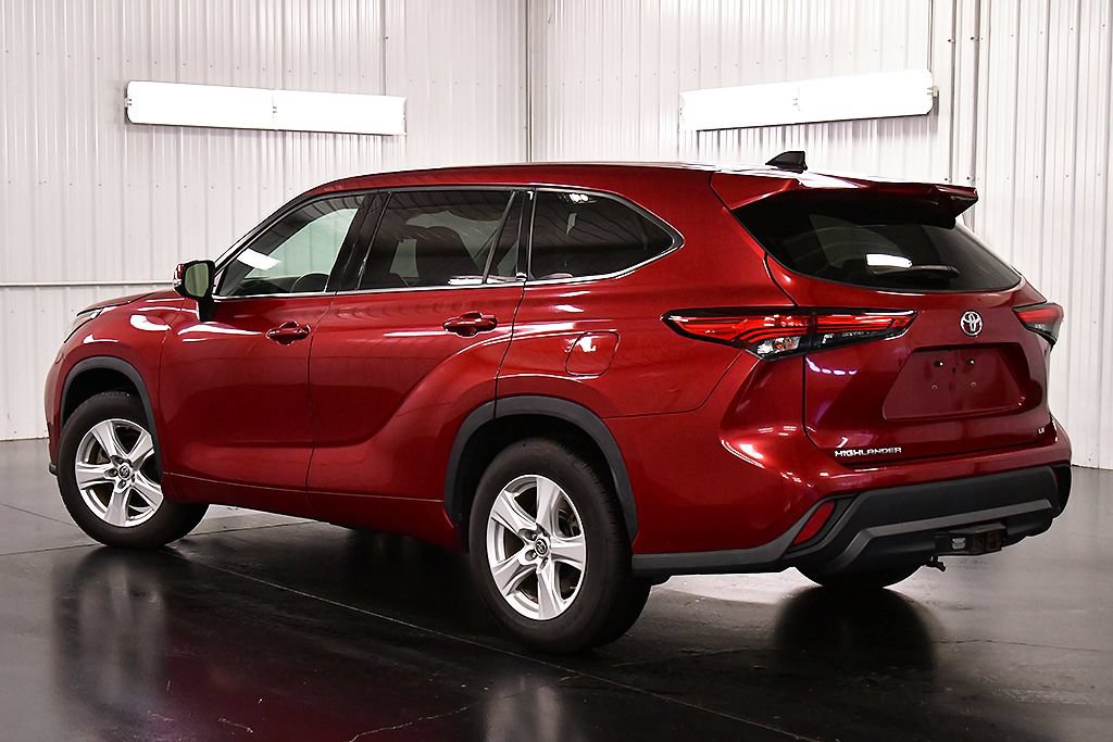 Used 2022 Toyota Highlander LE FWD image 5