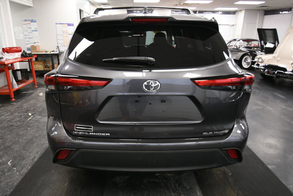 Certified 2023 Toyota Highlander XLE image 6