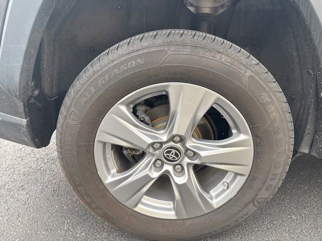 Used 2022 Toyota RAV4 LE AWD/4WD image 15