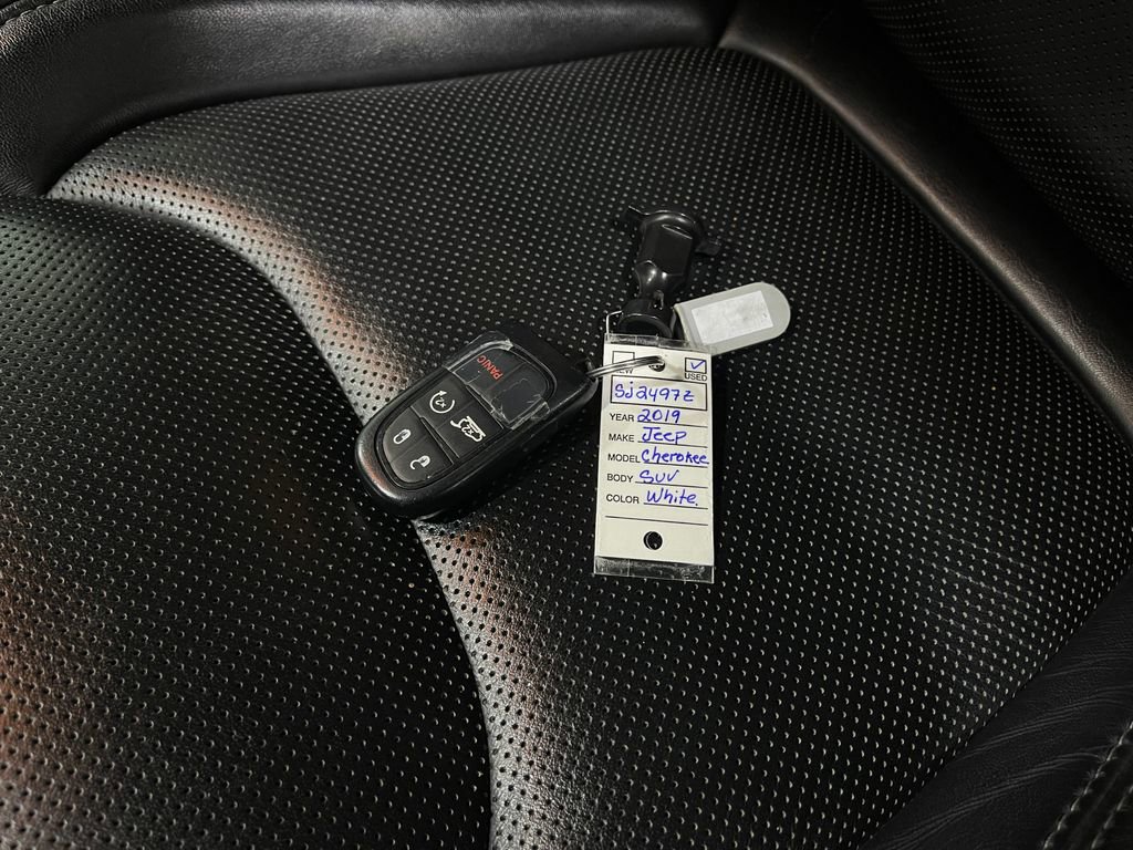 Used 2019 Jeep Cherokee Limited image 36