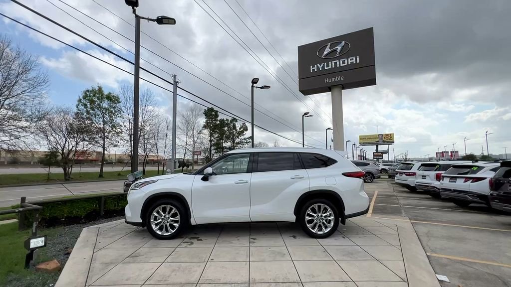 Used 2023 Toyota Highlander Limited image 3