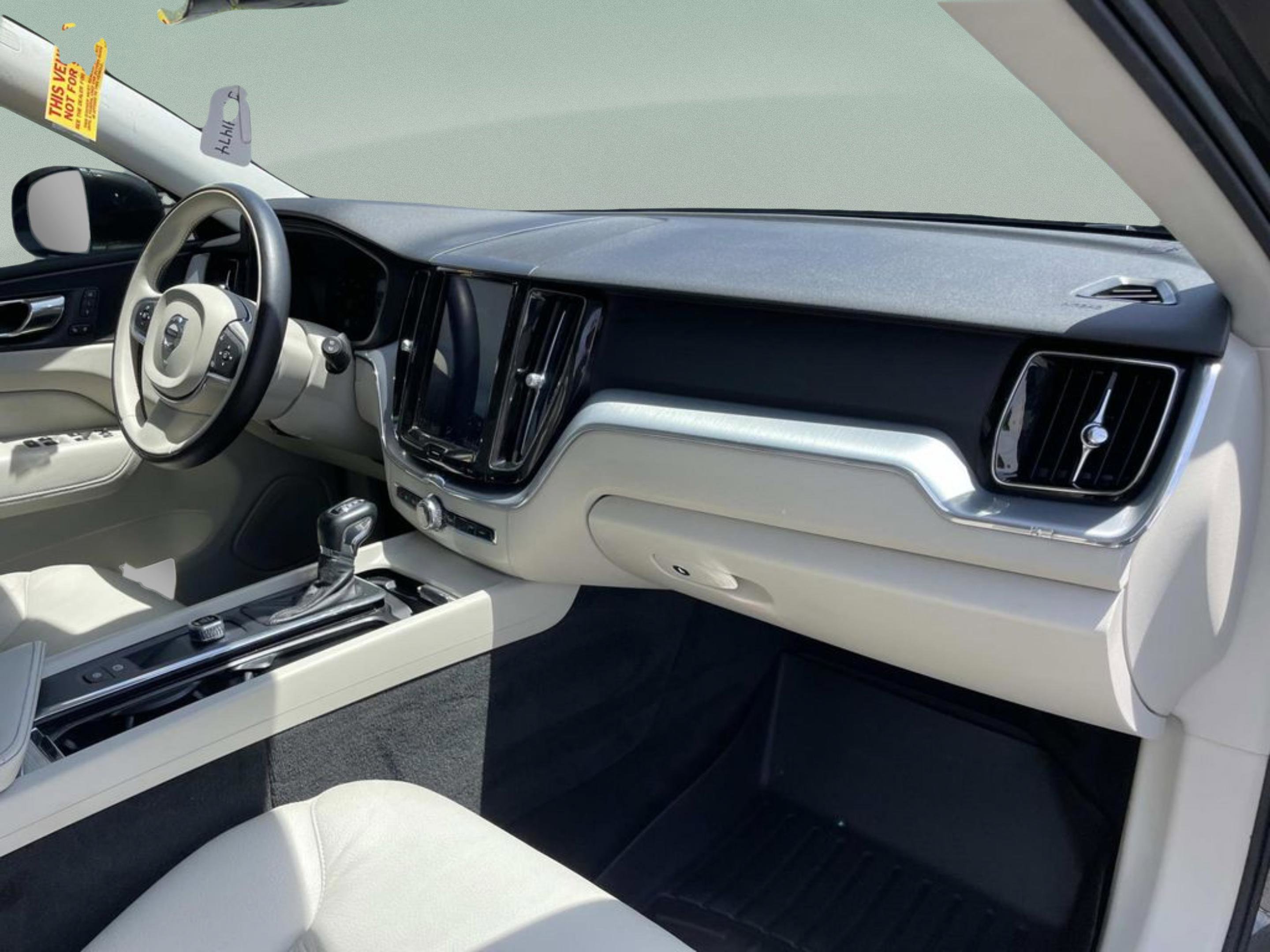 Used 2018 Volvo XC60 T6 Momentum w/ Vision Package AWD/4WD image 16