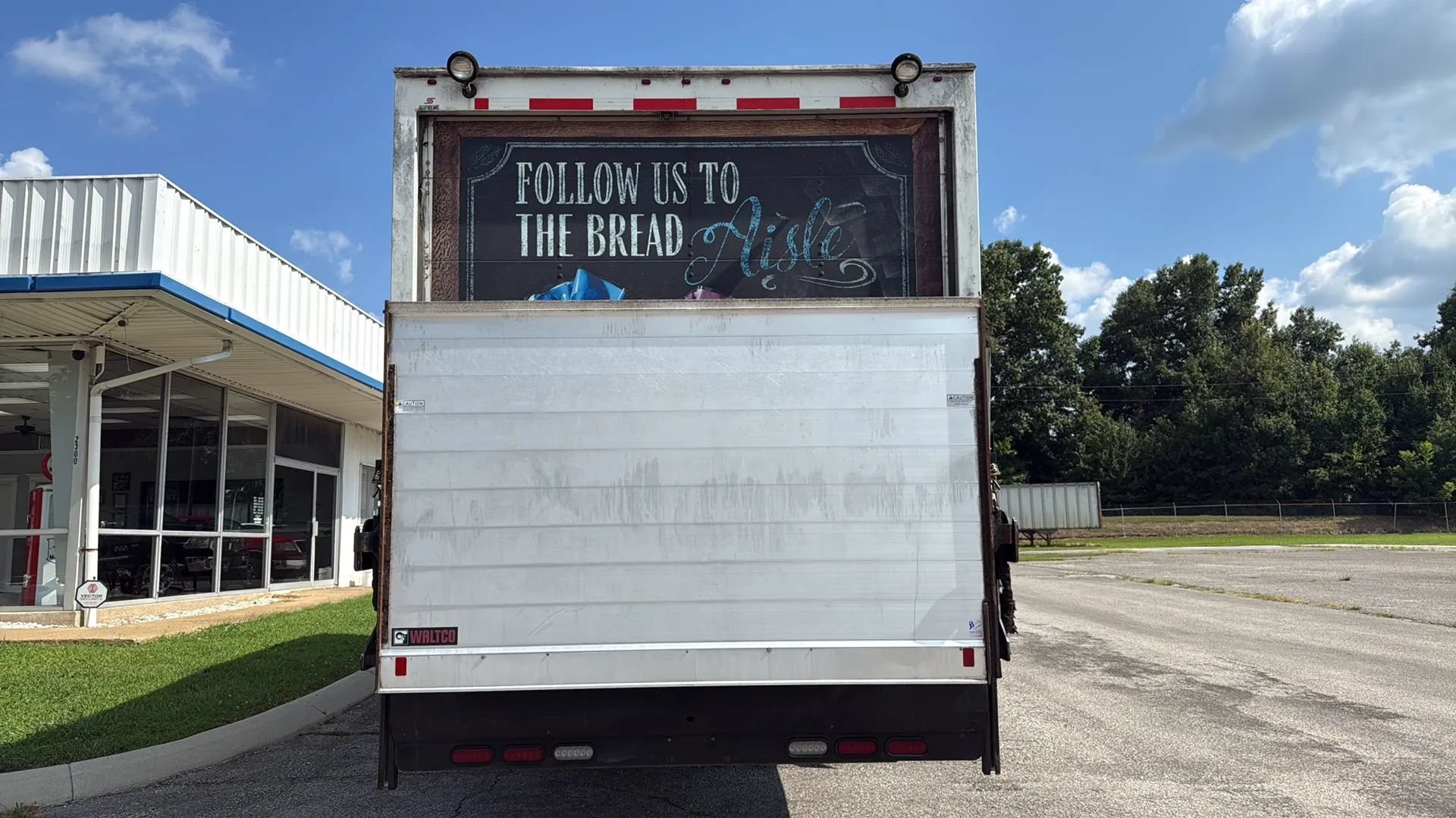 Used 2018 Isuzu NPR RWD image 4