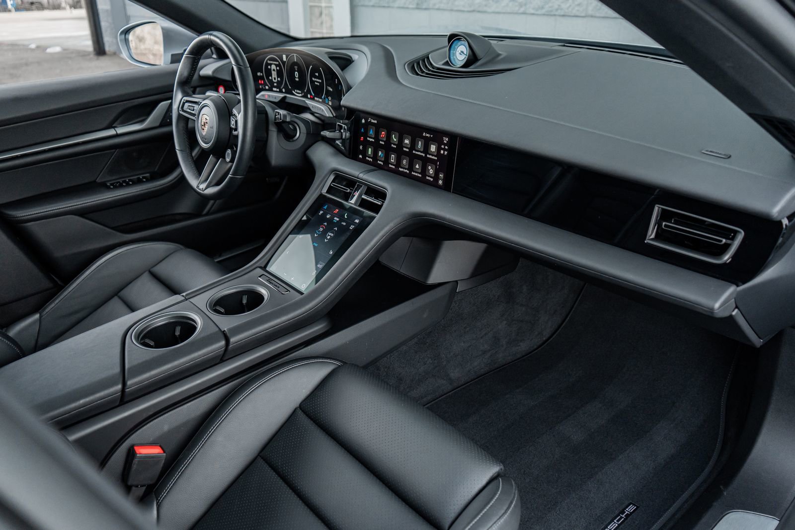 Used 2025 Porsche Taycan image 2