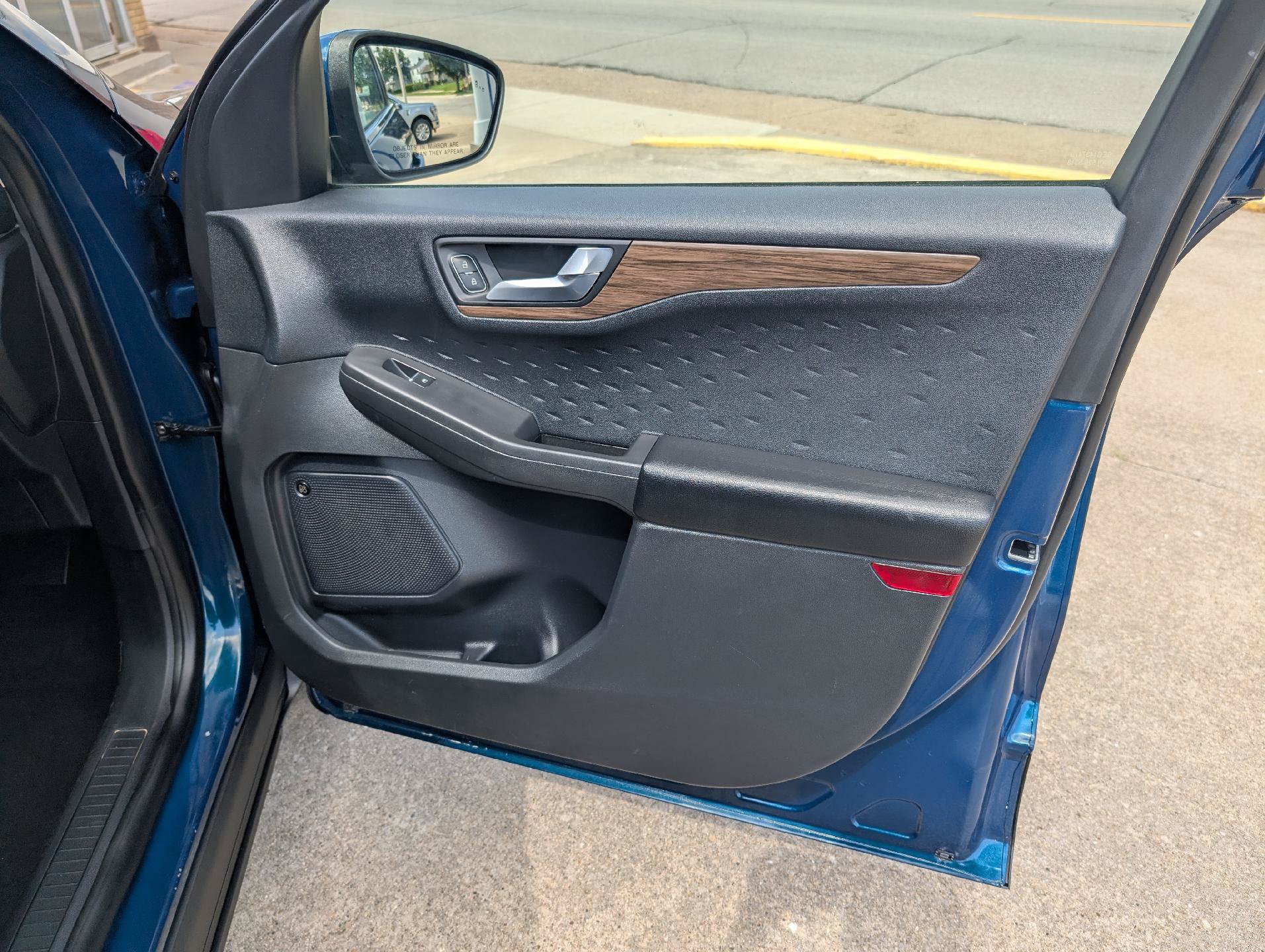 Used 2020 Ford Escape Titanium AWD/4WD image 18