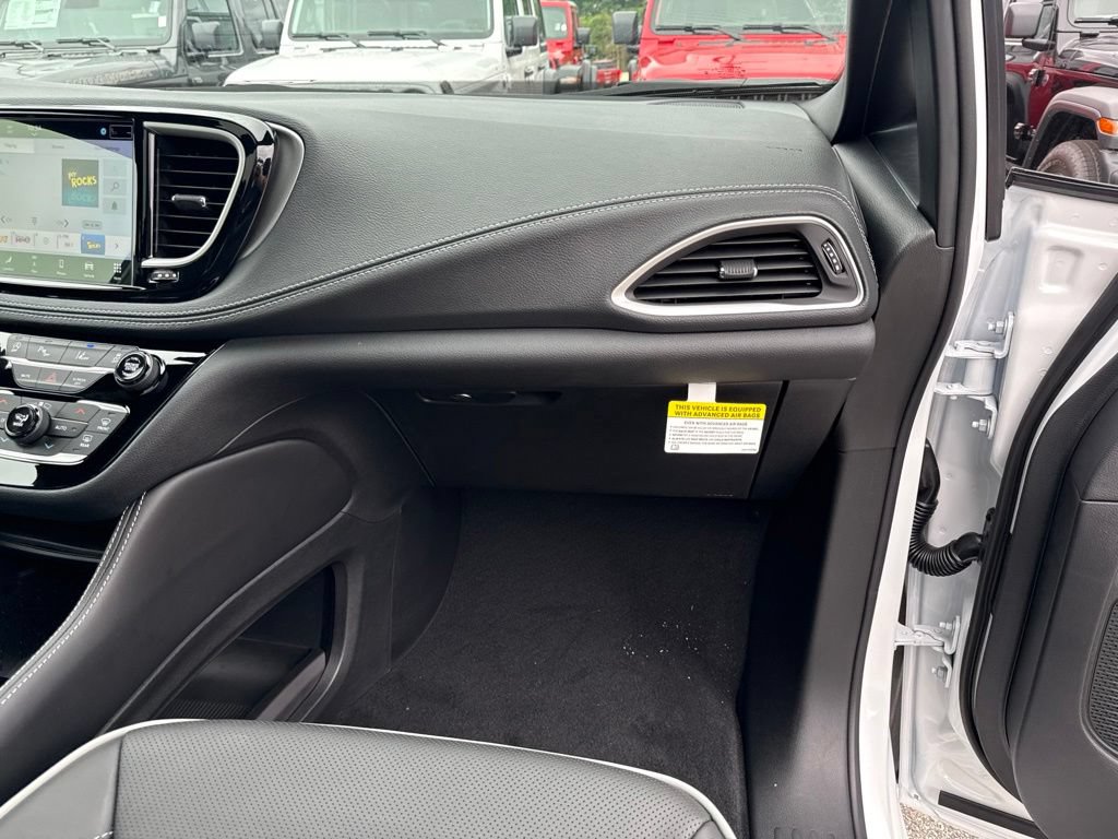New 2027 Chrysler Pacifica Limited AWD/4WD image 24