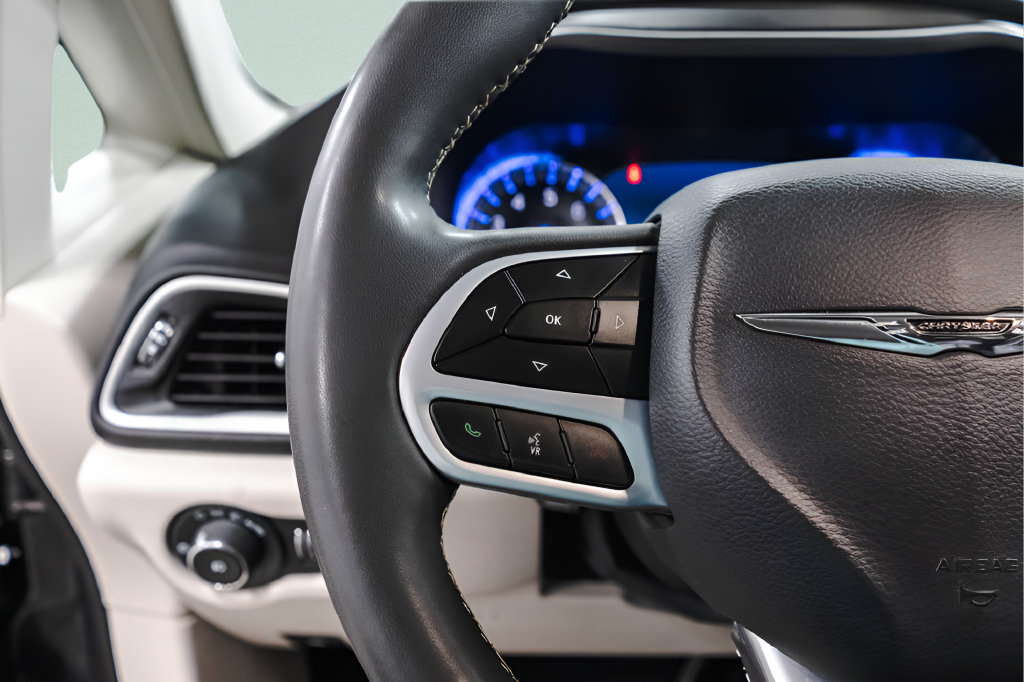 Used 2023 Chrysler Pacifica Touring-L FWD image 10