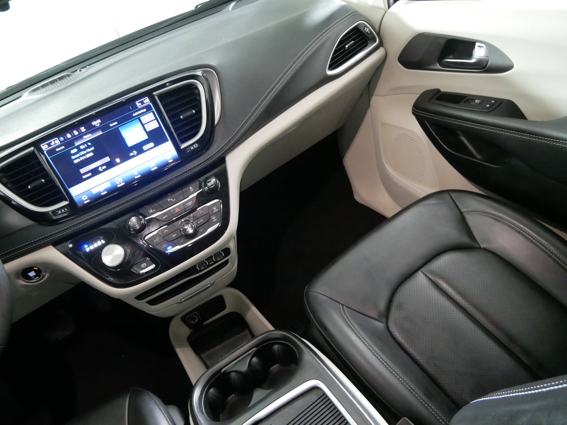 Used 2023 Chrysler Pacifica Touring-L FWD image 11