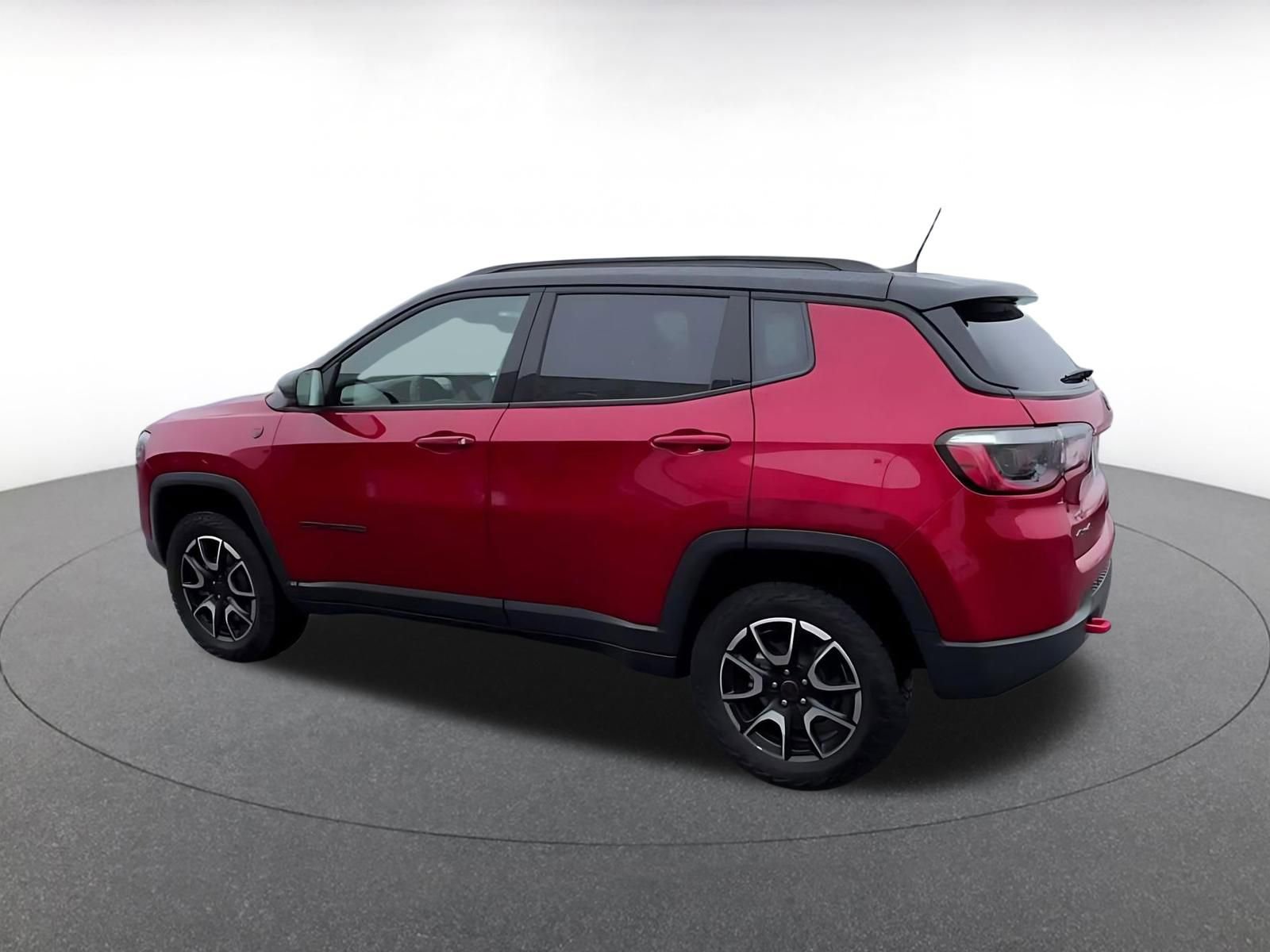 Used 2025 Jeep Compass Trailhawk AWD/4WD image 10