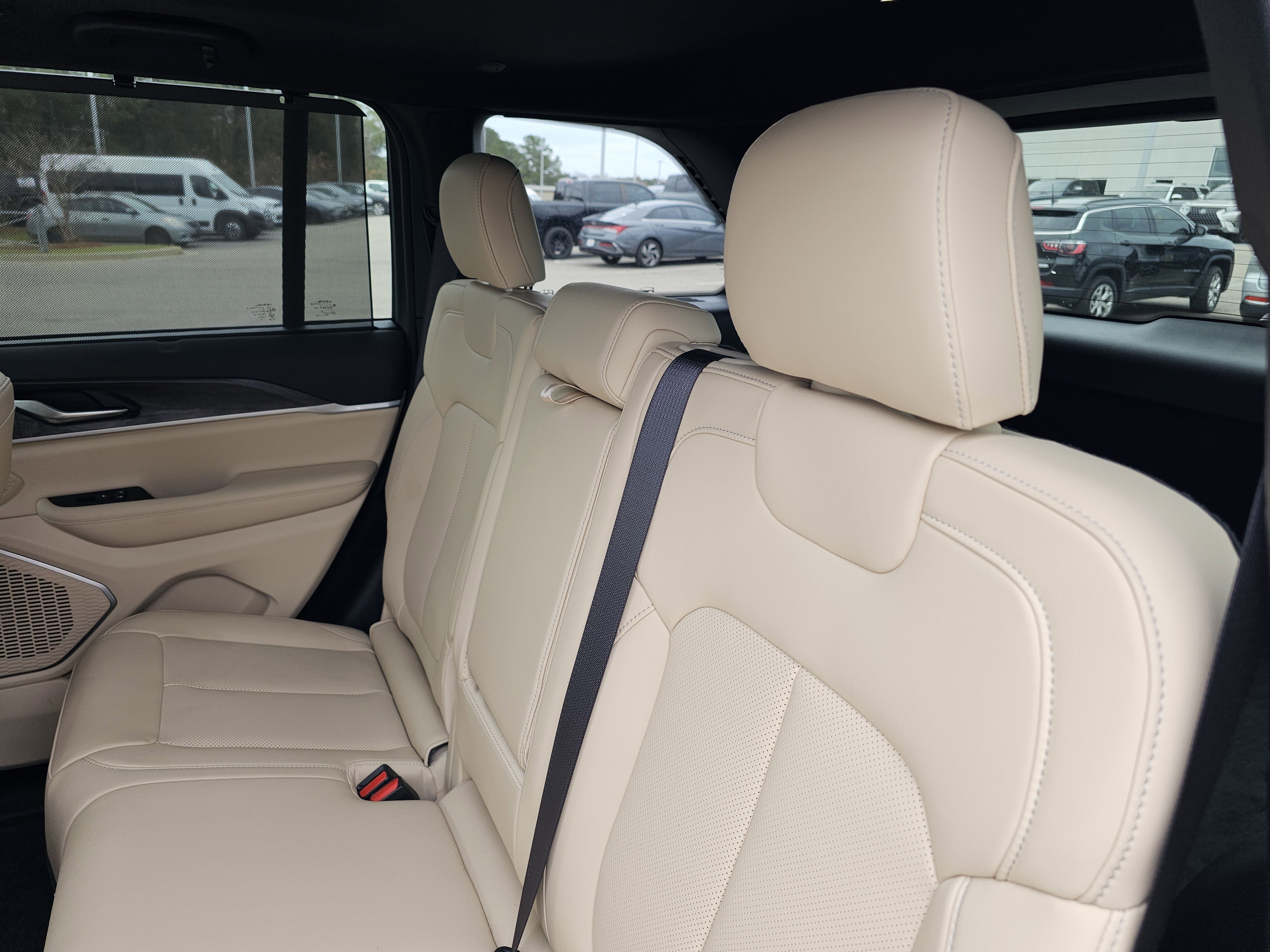 New 2025 Jeep Grand Cherokee Limited w/ Luxury Tech Group II image 32