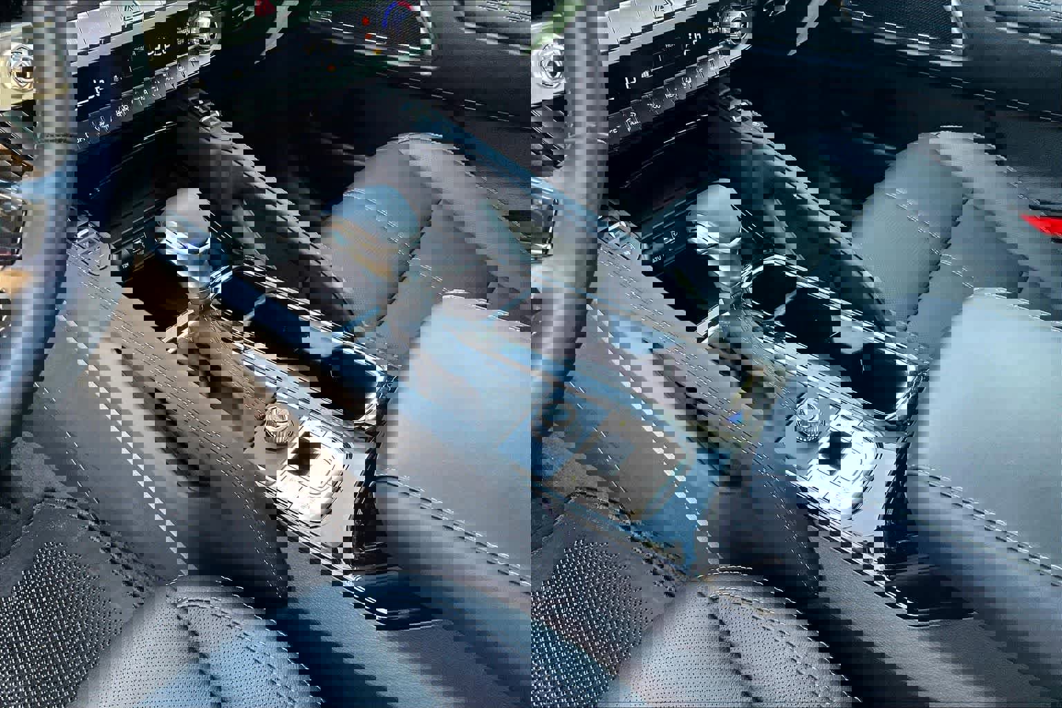 Used 2024 Kia Telluride EX w/ EX Captain's Chair Package image 16