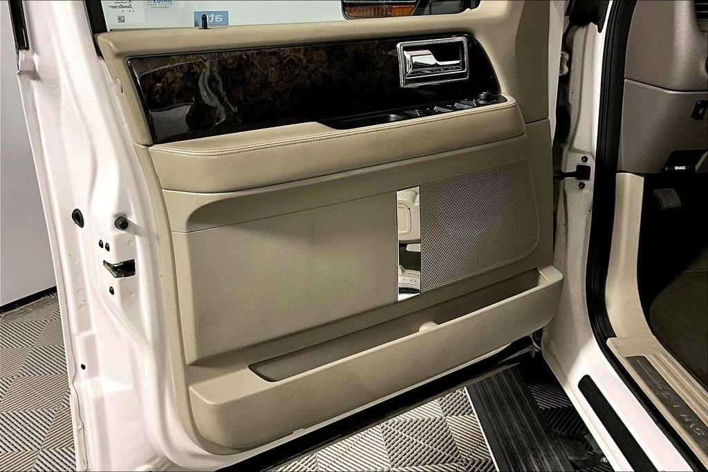 Used 2016 Lincoln Navigator Select image 18