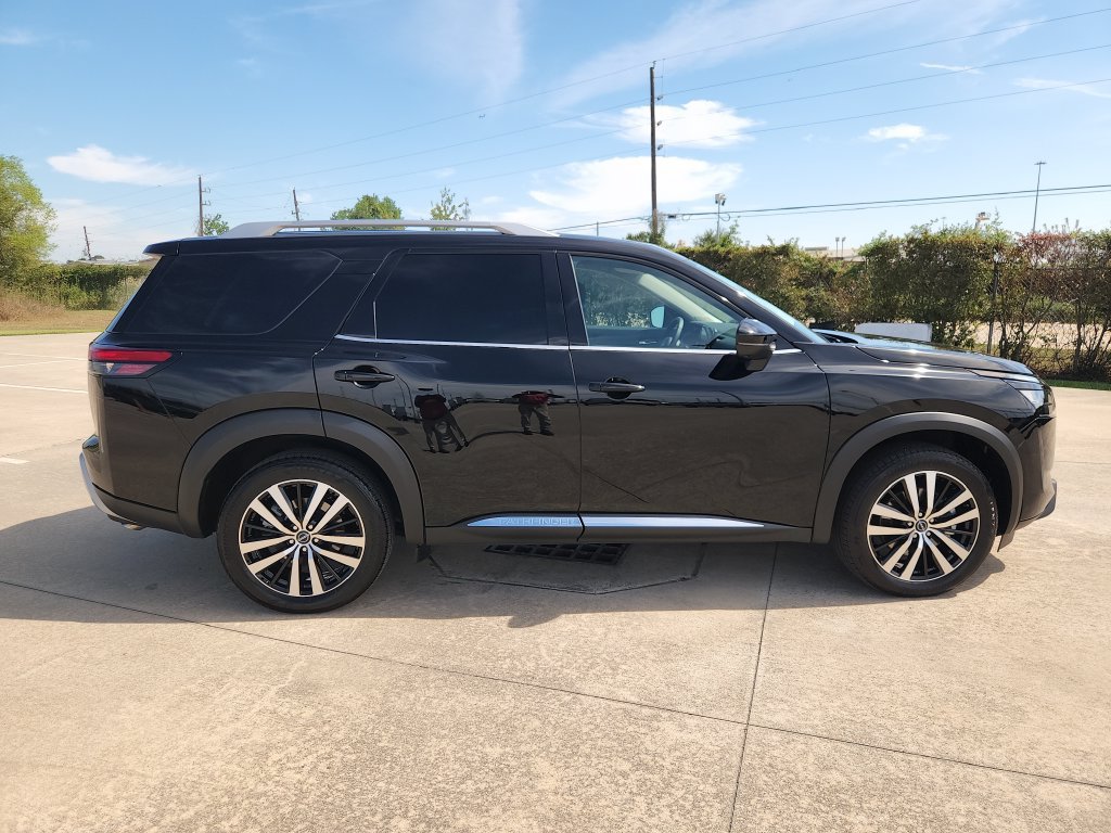 Used 2025 Nissan Pathfinder Platinum w/ Black Appearance Package AWD/4WD image 4