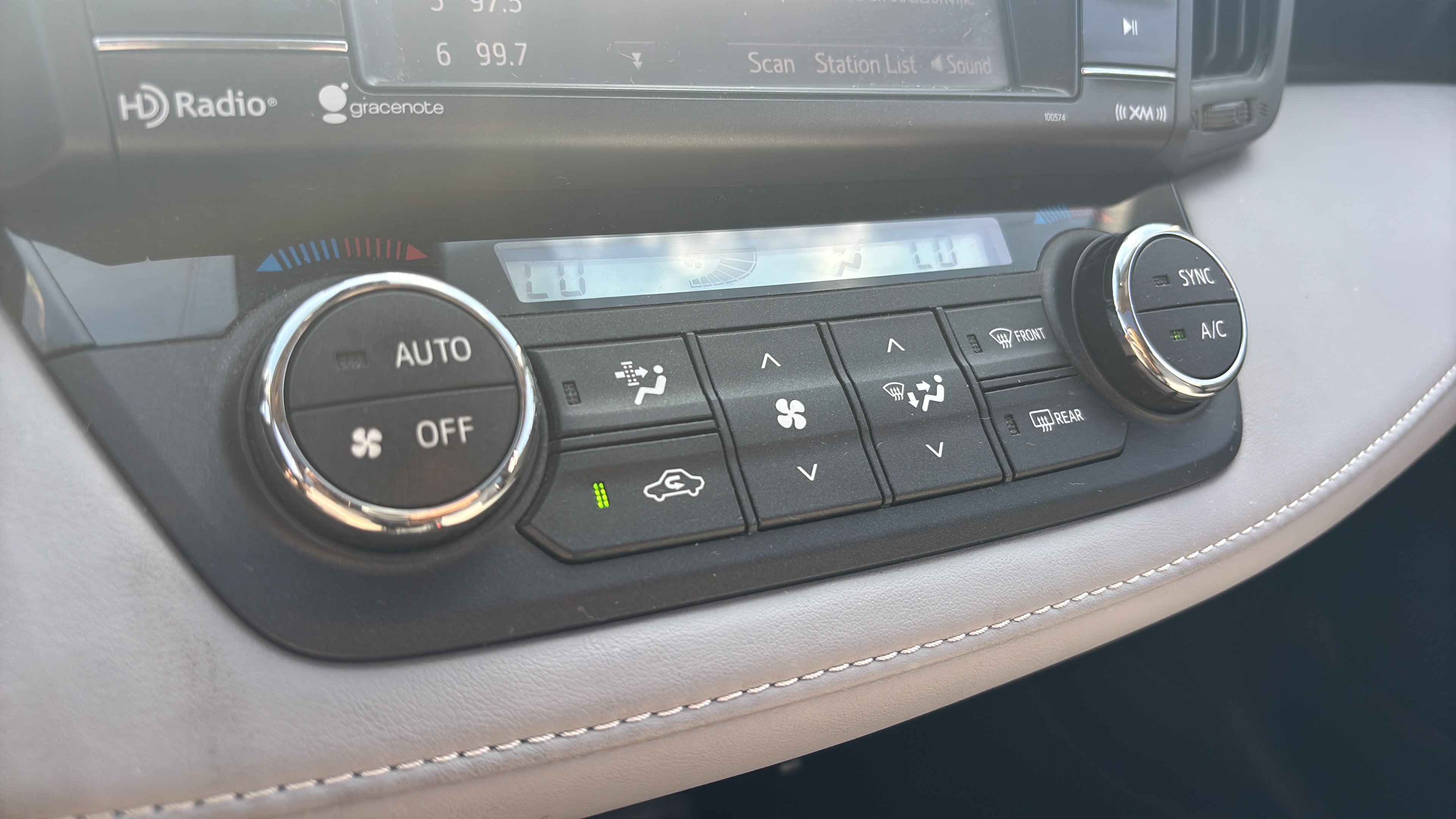 Used 2017 Toyota RAV4 XLE AWD/4WD image 18