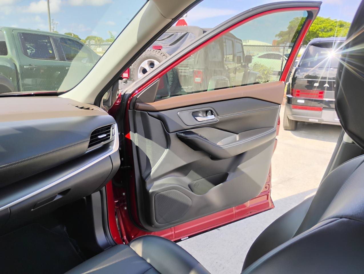 Used 2023 Nissan Rogue SV w/ SV Premium B Package FWD image 57