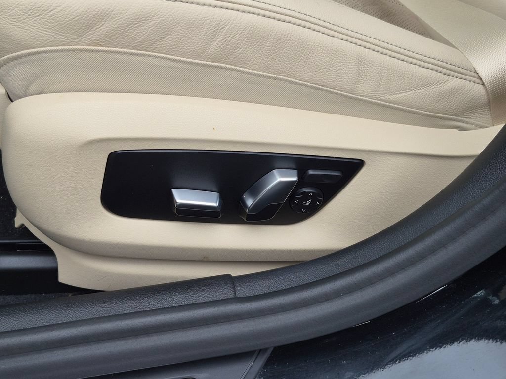 Used 2021 BMW 530e w/ Premium Package RWD image 13
