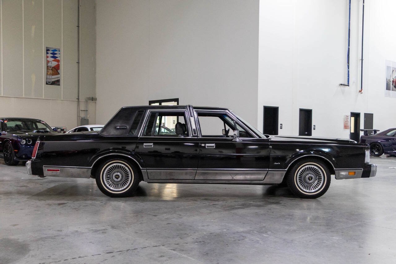 Used 1988 Lincoln Town Car Signature RWD image 7