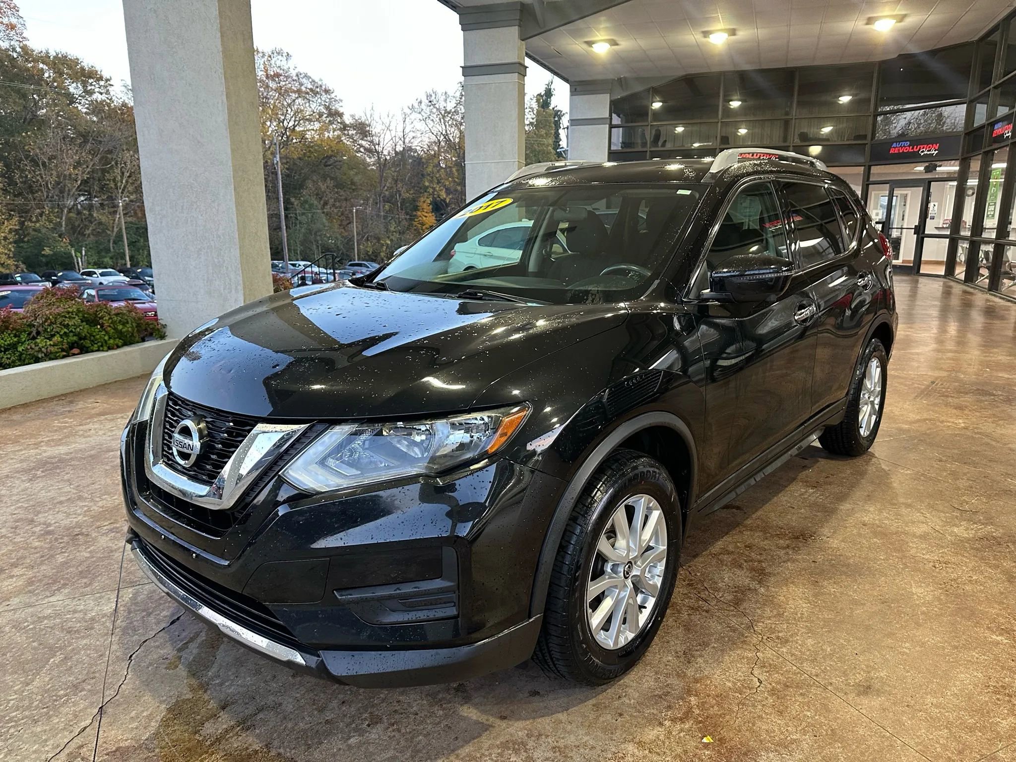 Used 2017 Nissan Rogue SV w/ SV Premium Package image 3
