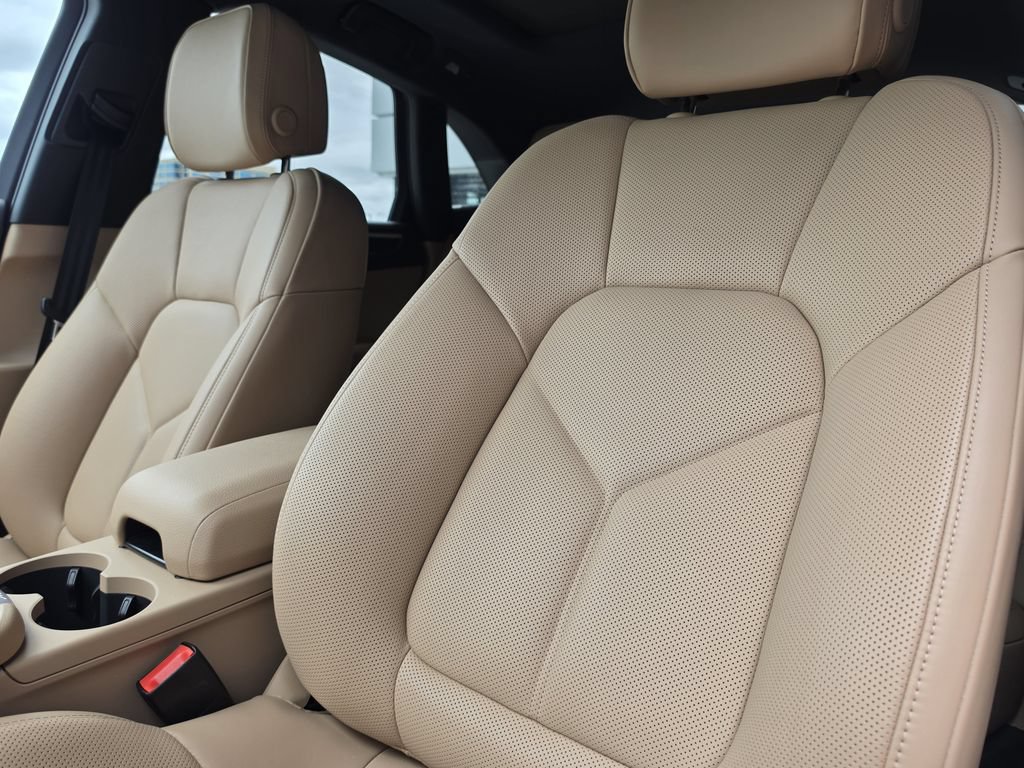 Certified 2026 Porsche Macan AWD/4WD image 5