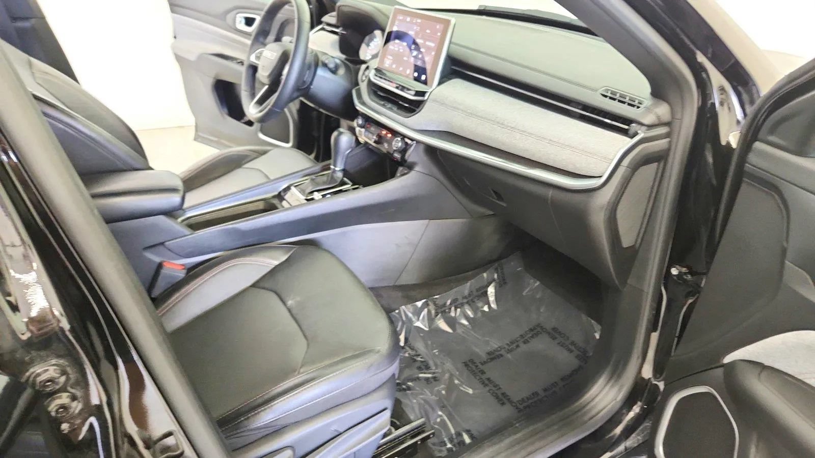 Used 2023 Jeep Compass Latitude AWD/4WD image 28