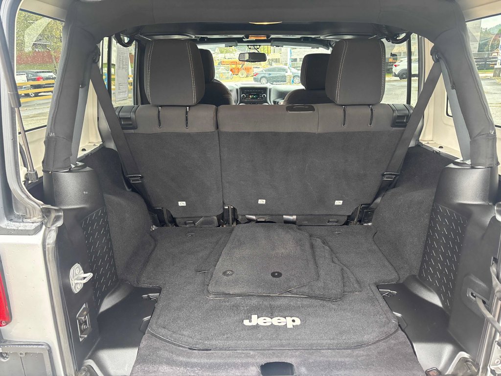 Used 2015 Jeep Wrangler Unlimited Sahara AWD/4WD image 22
