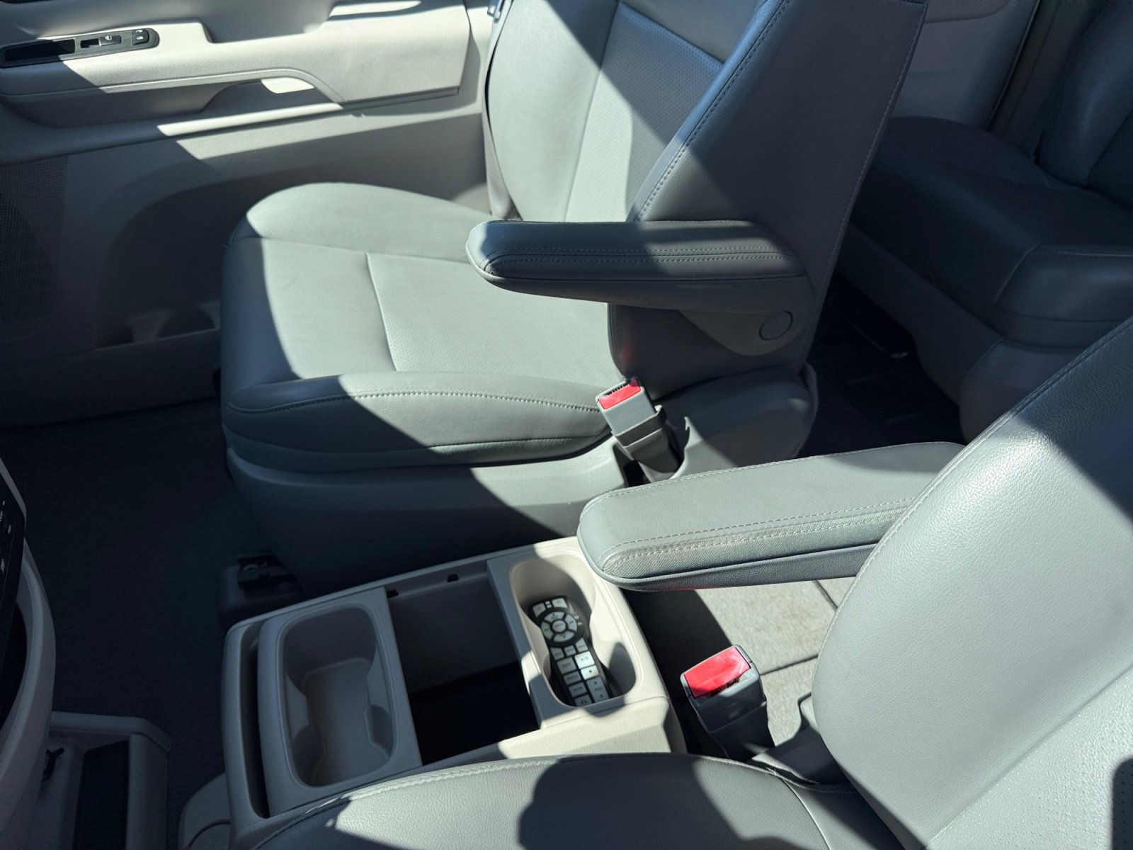 Used 2011 Volkswagen Routan SE FWD image 14
