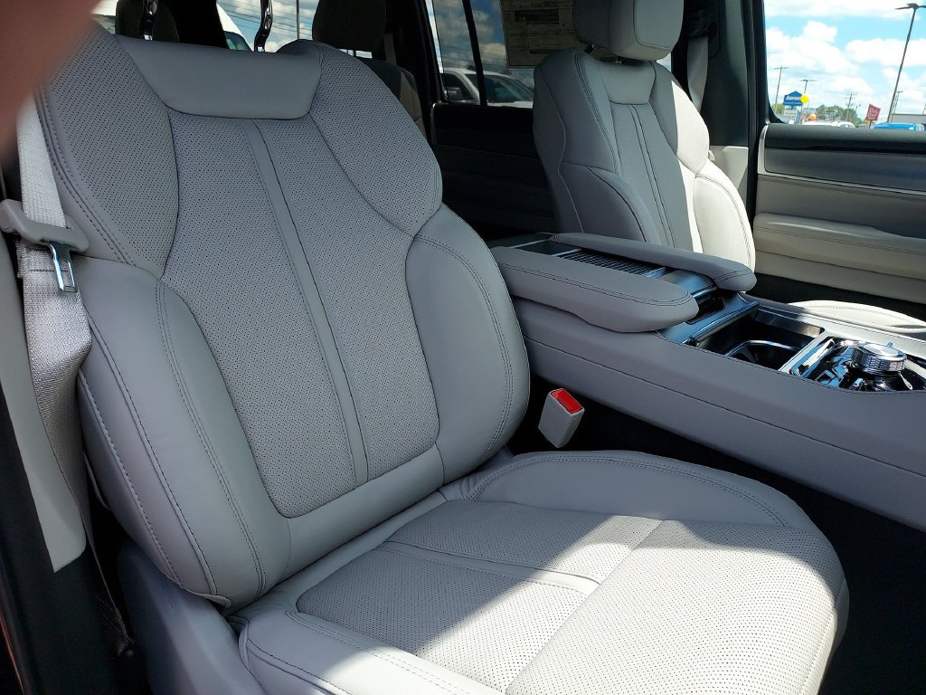New 2026 Jeep Grand Wagoneer Limited AWD/4WD image 32